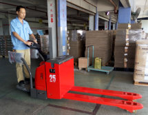 大型電器廠使用TE25電動(dòng)搬運(yùn)車加長(zhǎng)型 大型電器廠使用TE25電動(dòng)搬運(yùn)車加長(zhǎng)型